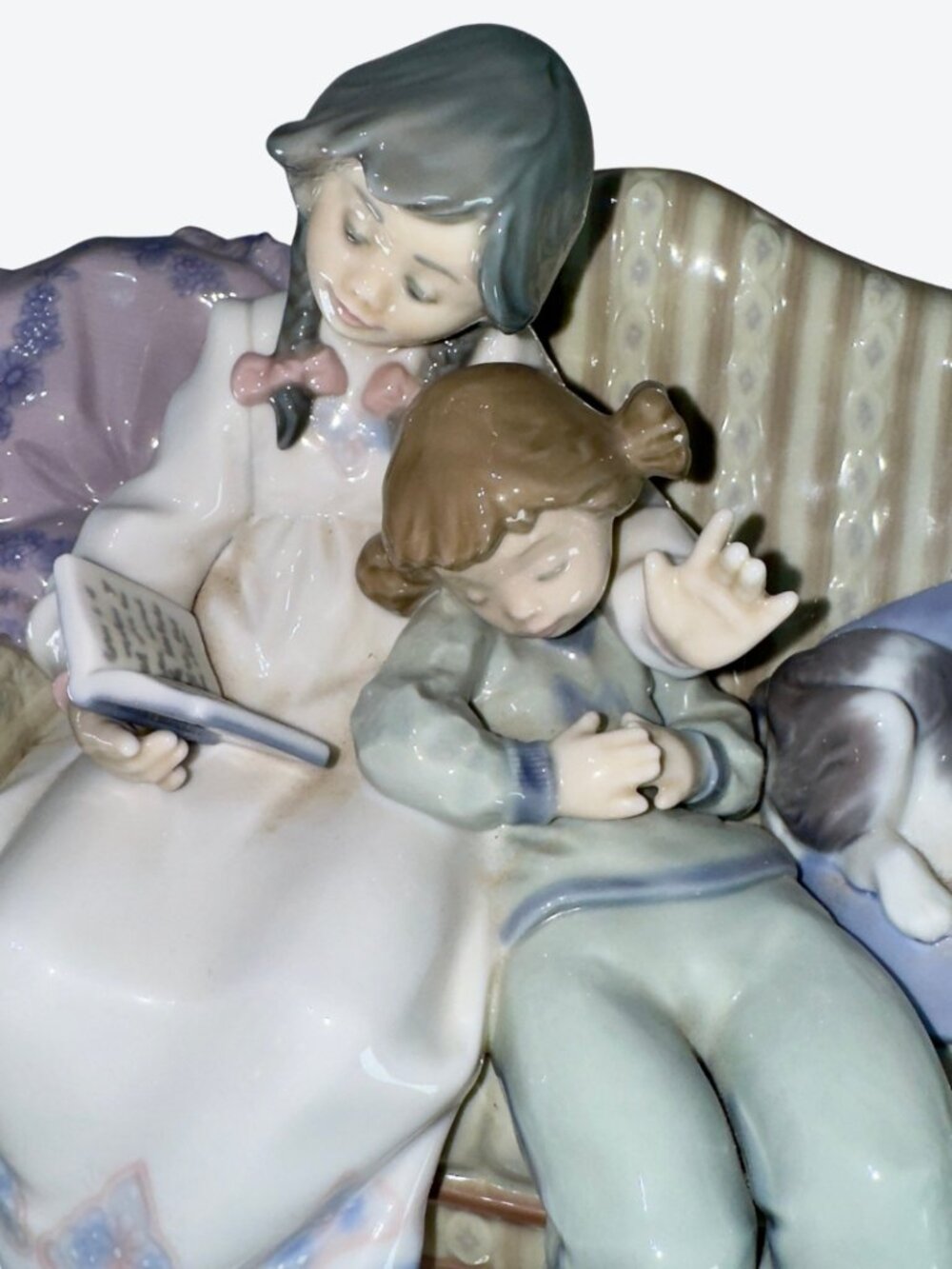 LLADRÓ 05735 Lectura Infantil Big Sister Children Reading Sofa Figurine - Picture 2 of 16